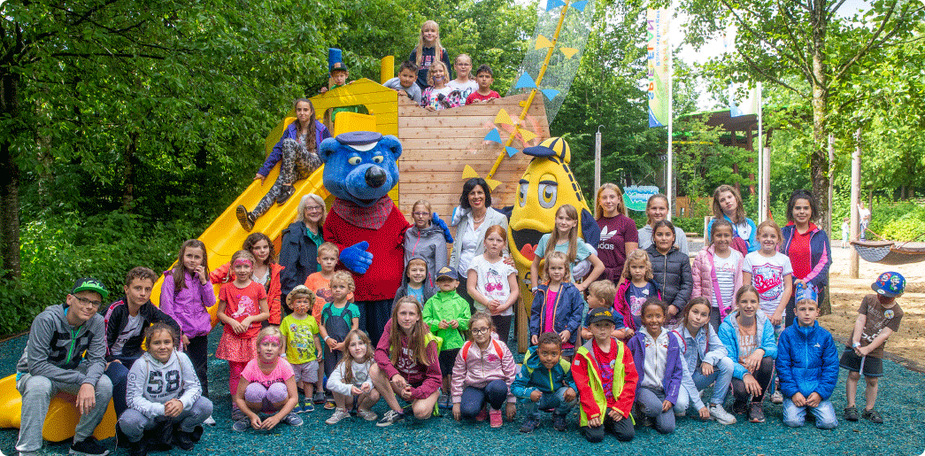 Drachenkindertag_Bild_Maskottchen mit Kindern